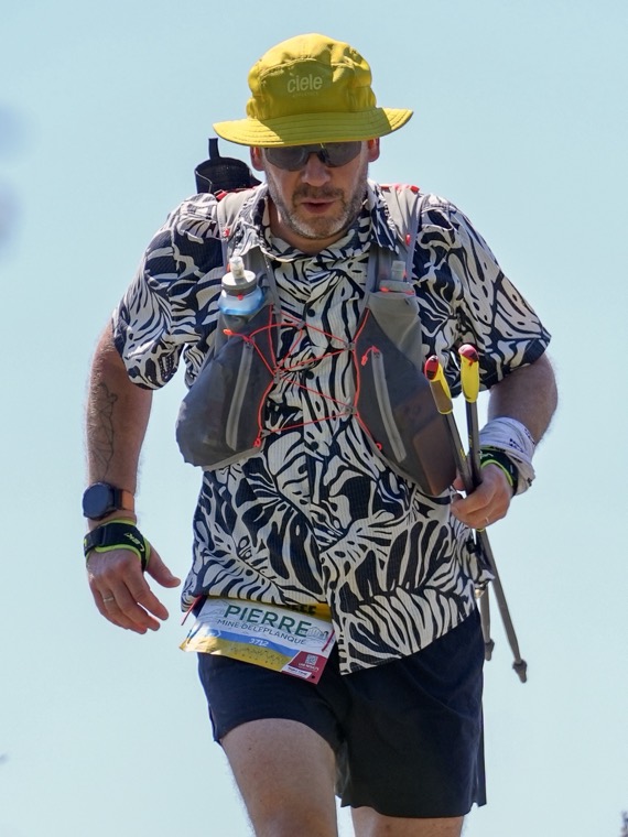 Pierre en course, chapeau jaune et chemise à motifs